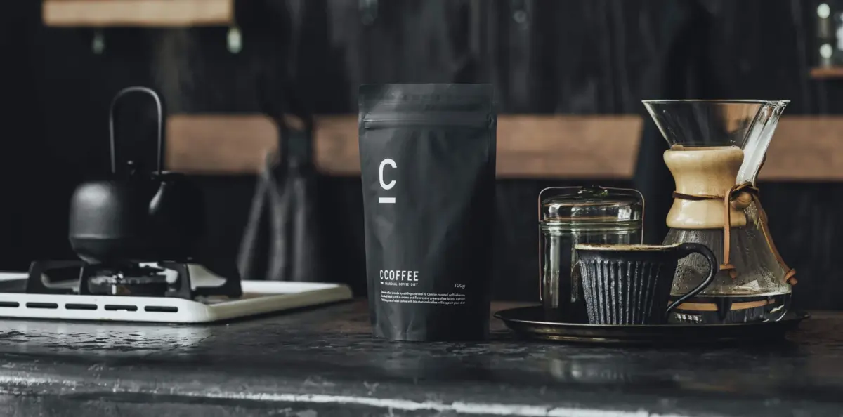 チャコールコーヒーを淹れる様子