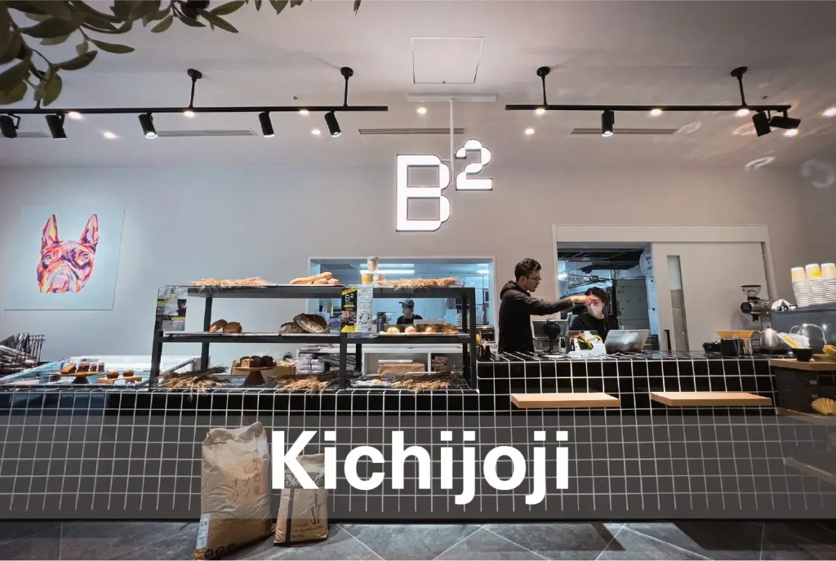 モダンな内装のパン屋兼カフェの店内風景