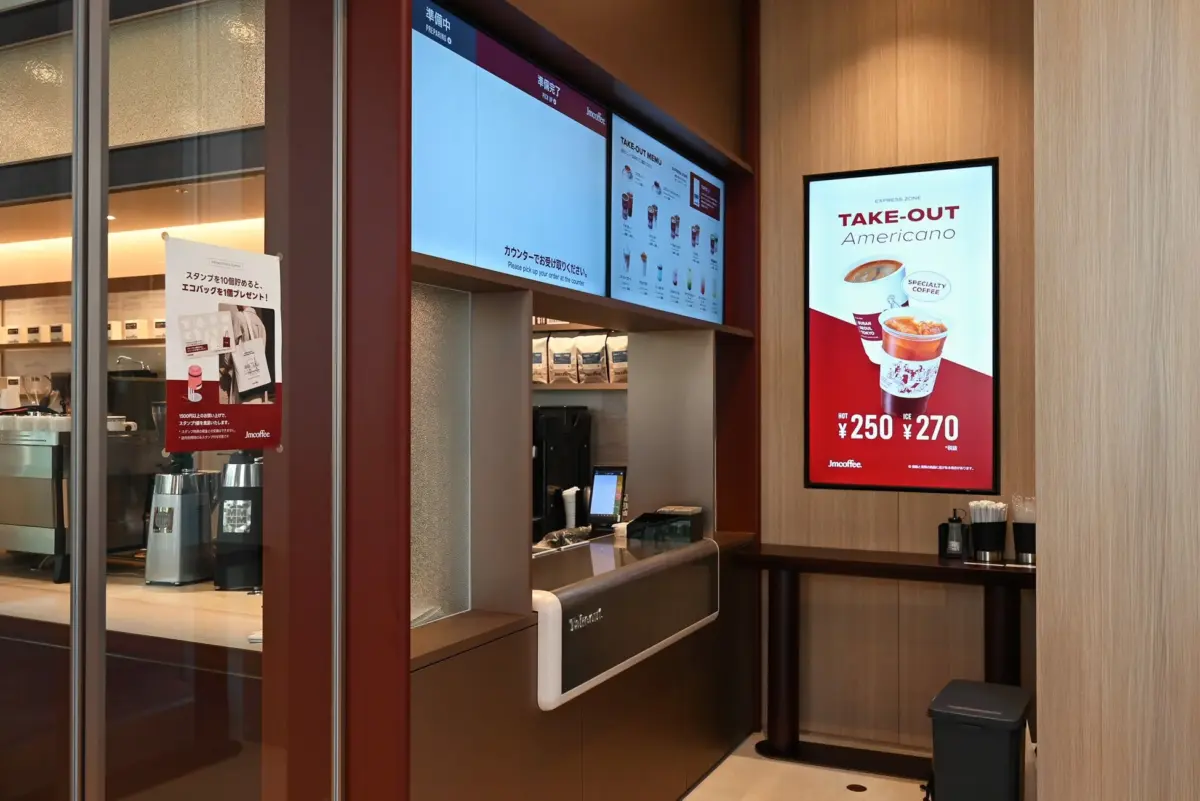 Jmcoffee店内のデジタルサイネージと注文カウンター