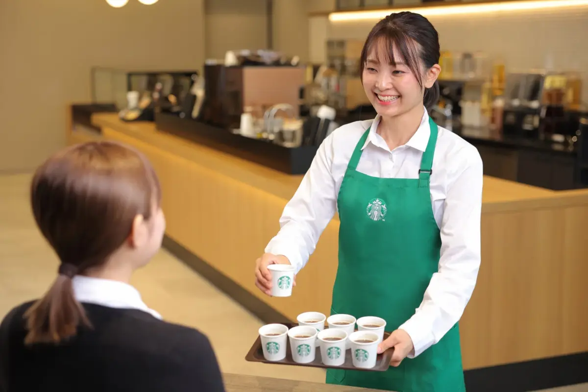 スターバックスの店員が試飲を提供