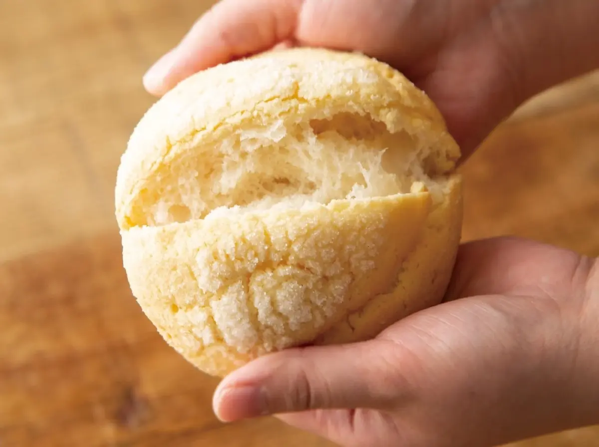 半分に割られたメロンパン