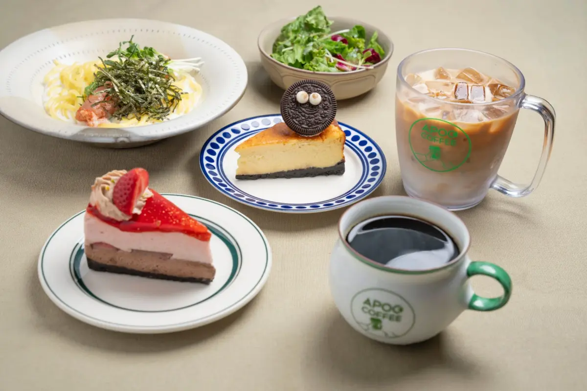 食事とドリンクのテーブル