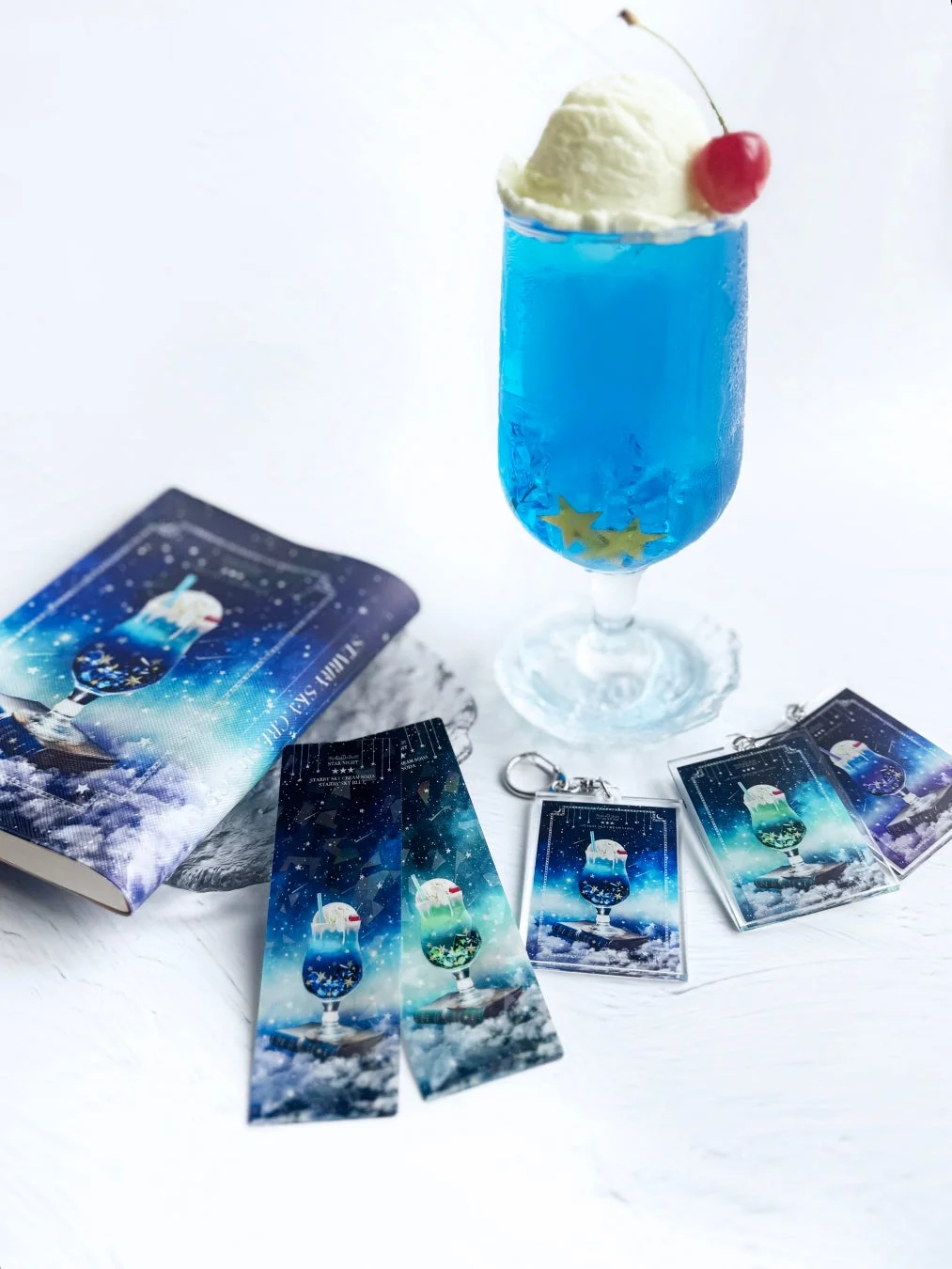 星空カフェテーマのクリームソーダとグッズ