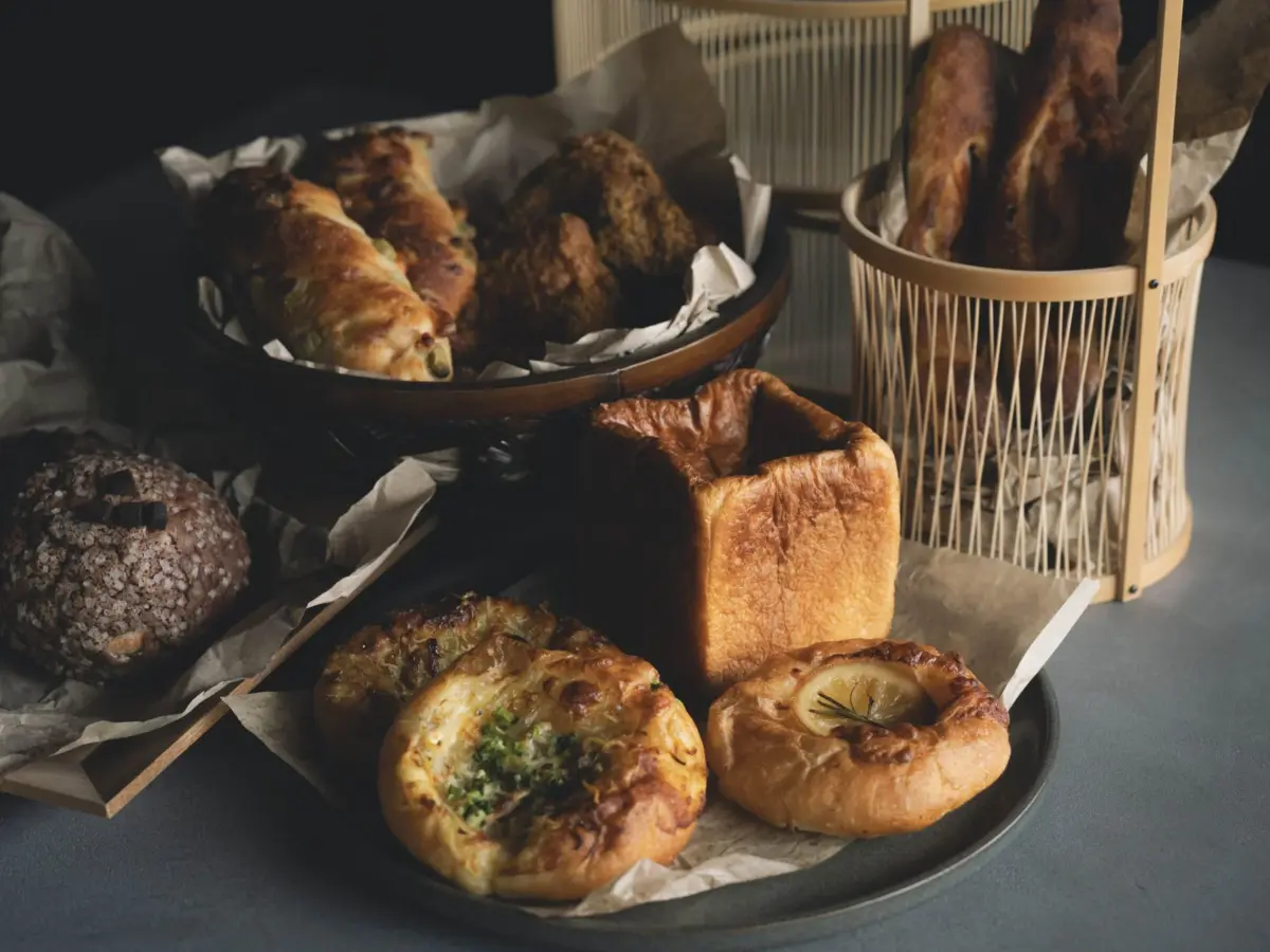 様々な種類の焼きたてパン