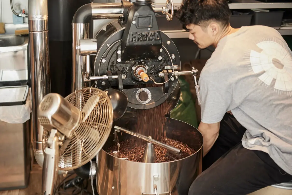 コーヒー焙煎機を操作する様子
