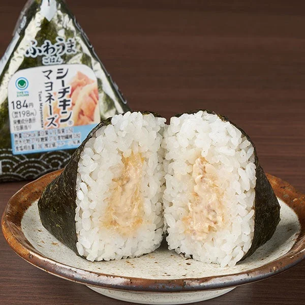 ツナマヨネーズおにぎりが中央で二つに割られ、具材が見えるように皿に盛られています。