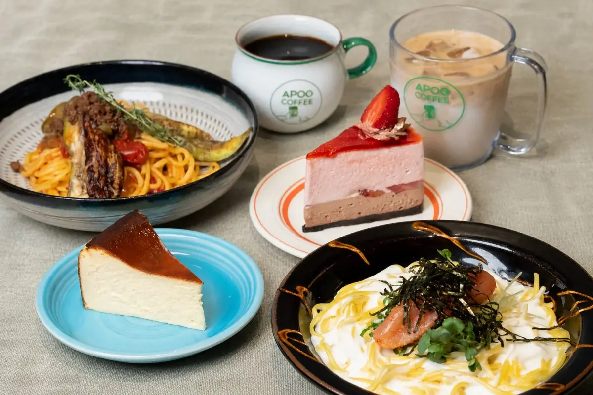 パスタとケーキ、ドリンクのテーブル