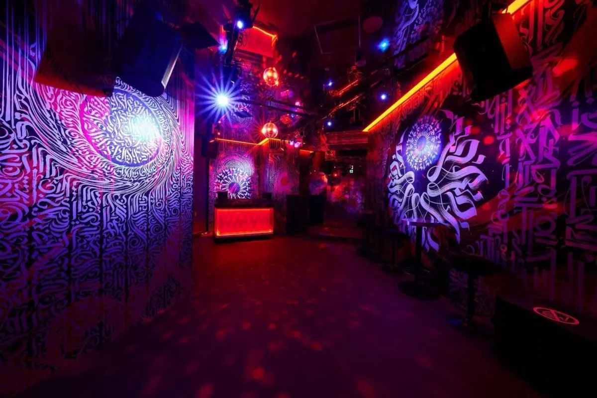 2F ART GALLERY & CLUB内装