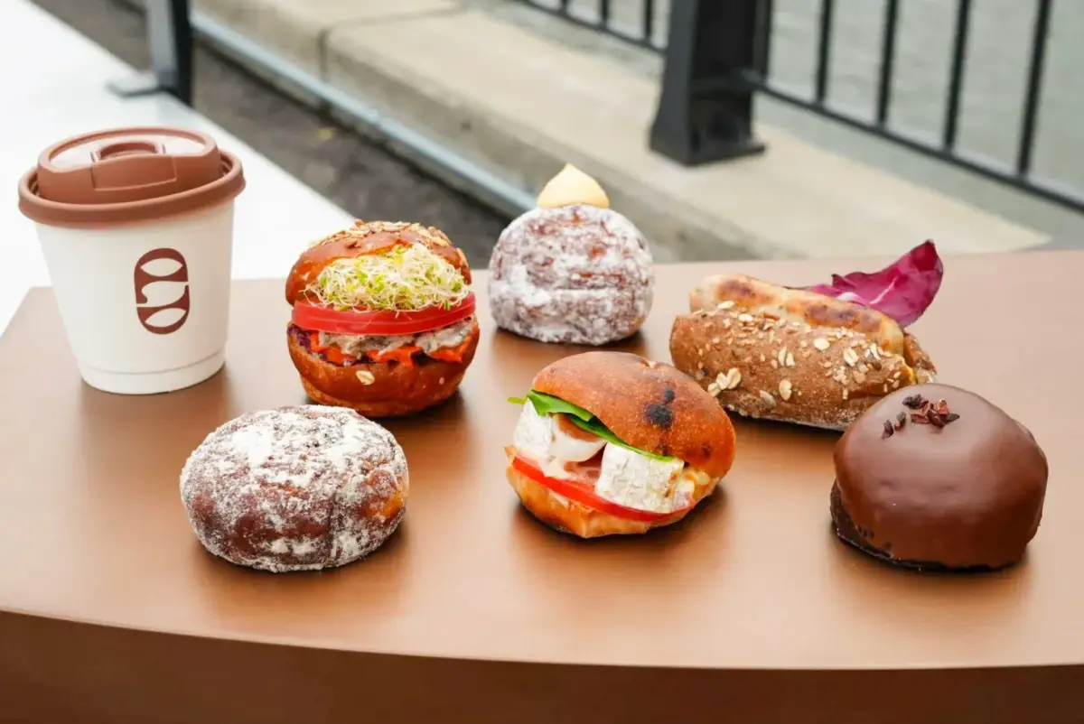 パンやドーナツ、コーヒーの盛り合わせ