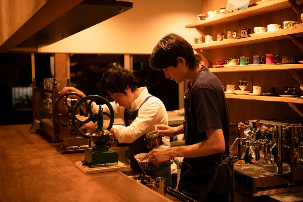 バリスタがコーヒーを淹れる様子