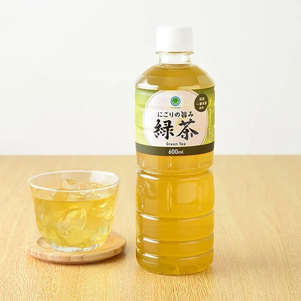 ペットボトル入りの緑茶と、氷が入ったグラスに注がれた緑茶が木目のテーブルに置かれています。